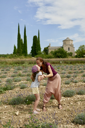 Lavender field kiss, Larnas